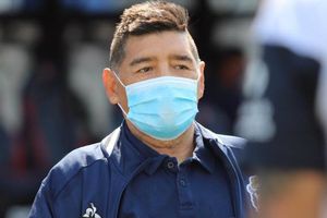 Maradona: El DT de Gimnasia y Esgrima apareció con particulares medidas sanitarias ante Covid-19