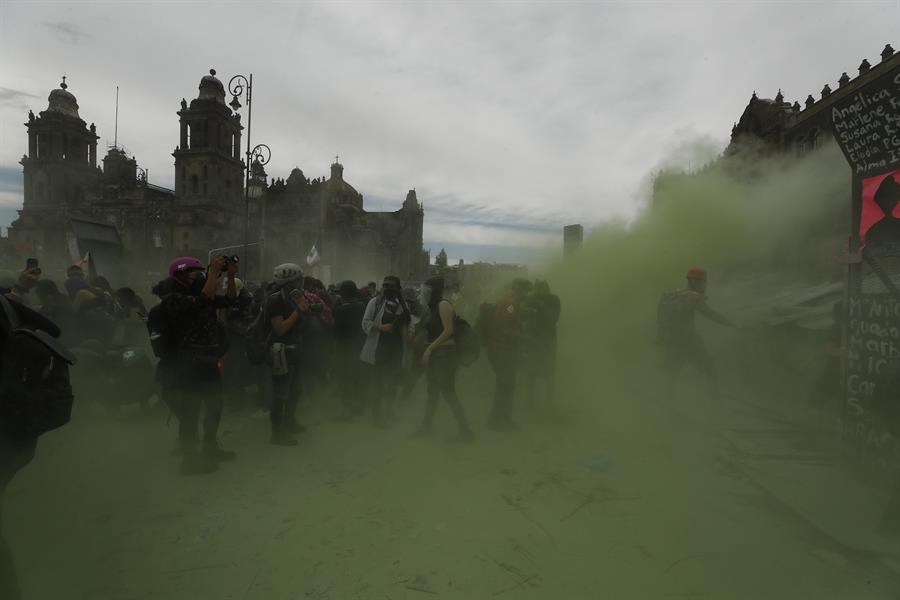 Mujeres protestan en el Zócalo