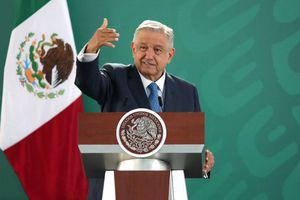 AMLO: Filtran video de su hermano recibiendo dinero para campaña presidencial