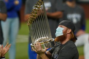 Dodgers: Justin Turner estuvo presente en los festejos a pesar de ser positivo por Covid-19