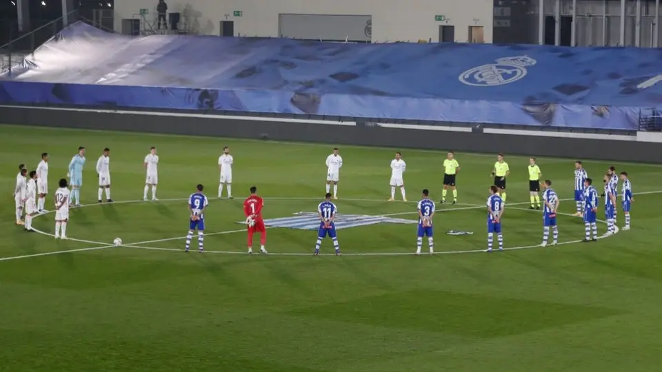 Maradona: Real Madrid rindió tributo al Pelusa con una playera gigante