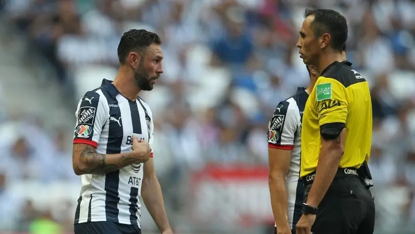 Miguel Layún explotó contra Enrique Santander: '¿Para qué carajo pone su línea con spray?'