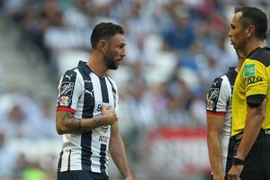 Miguel Layún explotó contra Enrique Santander: '¿Para qué carajo pone su línea con spray?'