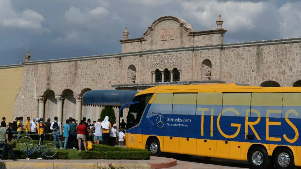 Tigres: Aficionado felinos esperaron a su equipo a las afueras de su hotel en Aguascalientes