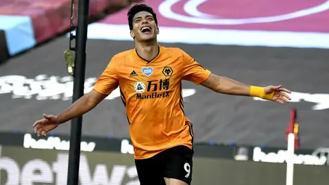 Raúl Jiménez: Wolves pone a votación los diseños de la pancarta en homenaje al mexicano