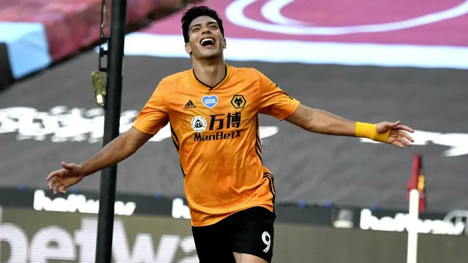 Raúl Jiménez: Wolves pone a votación los diseños de la pancarta en homenaje al mexicano