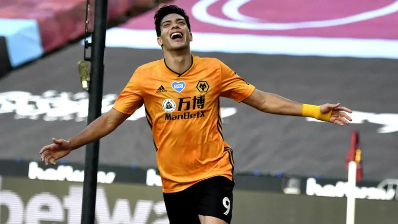 Raúl Jiménez: Wolves pone a votación los diseños de la pancarta en homenaje al mexicano