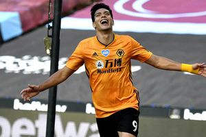 Raúl Jiménez: Wolves pone a votación los diseños de la pancarta en homenaje al mexicano