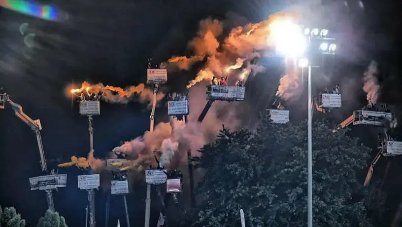 VIDEO: Aficionados rentaron 18 grúas para ver carrera afuera del estadio