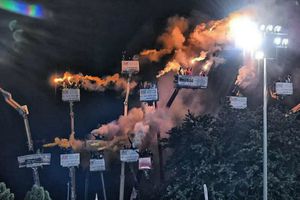 VIDEO: Aficionados rentaron 18 grúas para ver carrera afuera del estadio