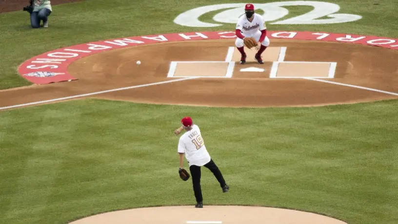 Video: Dr. Anthony Fauci realizó terrible lanzamiento en el Opening Day de la MLB