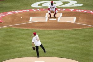 Video: Dr. Anthony Fauci realizó terrible lanzamiento en el Opening Day de la MLB