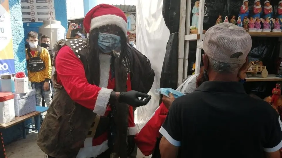 Luchadores piden con sillazos que se use el cubrebocas en Irapuato