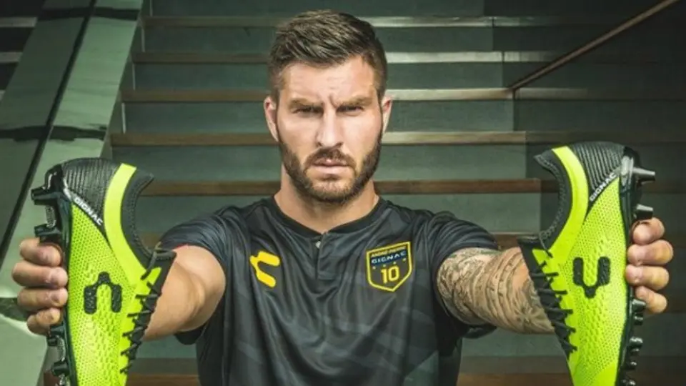 Gignac: Charly Futbol presentó dos jerseys conmemorativos del Bomboro
