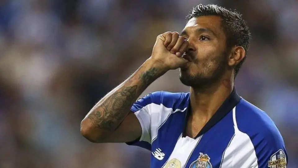 Tecatito Corona: Chelsea aceleraría fichaje del mexicano para evitar que suba su valor