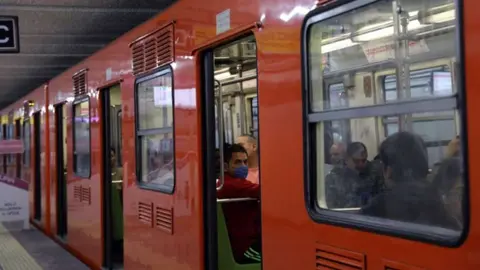 CDMX: Usuarias del metro denunciaron a chofer por tener relaciones sexuales en la cabina