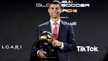 Cristiano Ronaldo, abucheado al recibir premio a mejor jugador del siglo XXI