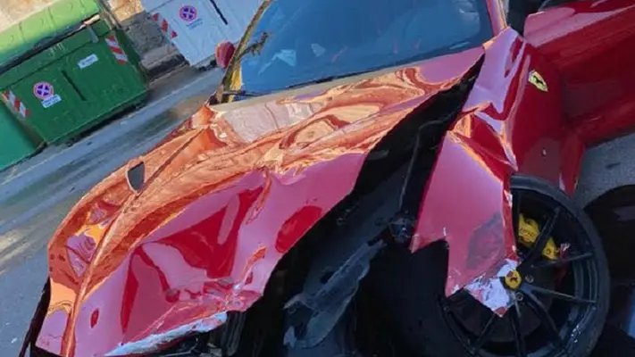 Jugador del Genoa recibe su Ferrari destrozado tras dejarlo en autolavado