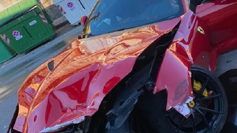Jugador del Genoa recibe su Ferrari destrozado tras dejarlo en autolavado
