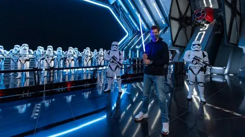 Tom Brady cumplió su promesa y visitó el Star Wars: Galaxy's Edge de Disney World