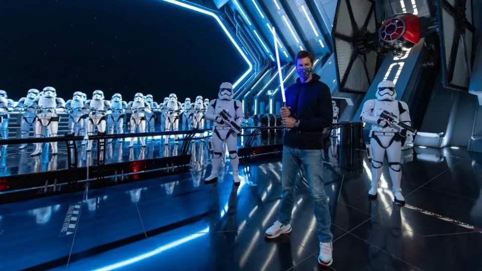 Tom Brady cumplió su promesa y visitó el Star Wars: Galaxy's Edge de Disney World