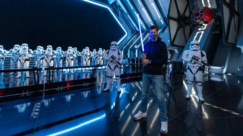 Tom Brady cumplió su promesa y visitó el Star Wars: Galaxy's Edge de Disney World