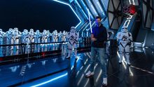 Tom Brady cumplió su promesa y visitó el Star Wars: Galaxy's Edge de Disney World