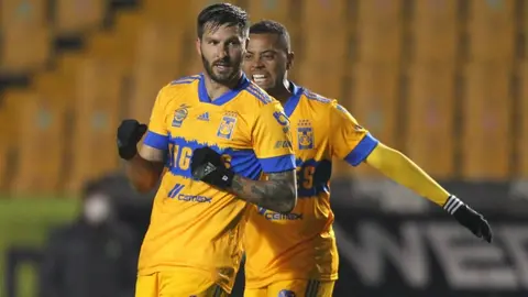 André-Pierre Gignac no se contuvo y respondió comentario del Puebla en redes sociales