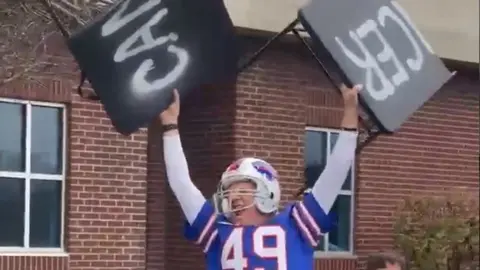Video: Aficionado de Buffalo celebró al estilo 'Bills Mafia' haber superado el cáncer