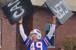Video: Aficionado de Buffalo celebró al estilo 'Bills Mafia' haber superado el cáncer