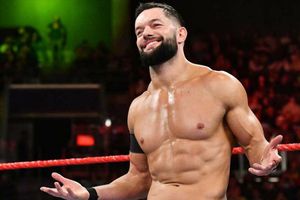 Video: Finn Bálor quiso hablar español y falló en el intento
