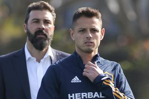 Chicharito: Dio a entender que sigue con Sarah Kohan en su publicación de fin de año