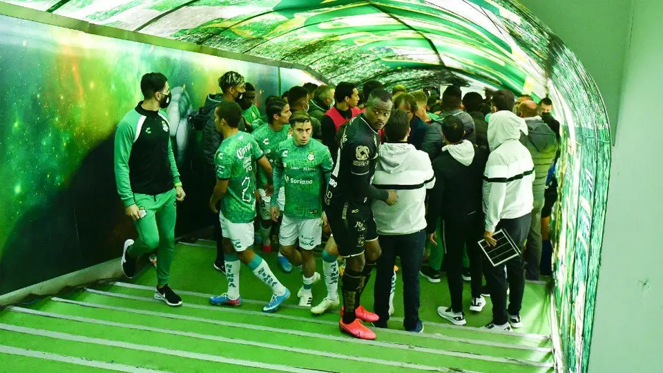 León y Santos se enfrascaron en pelea al final del partido