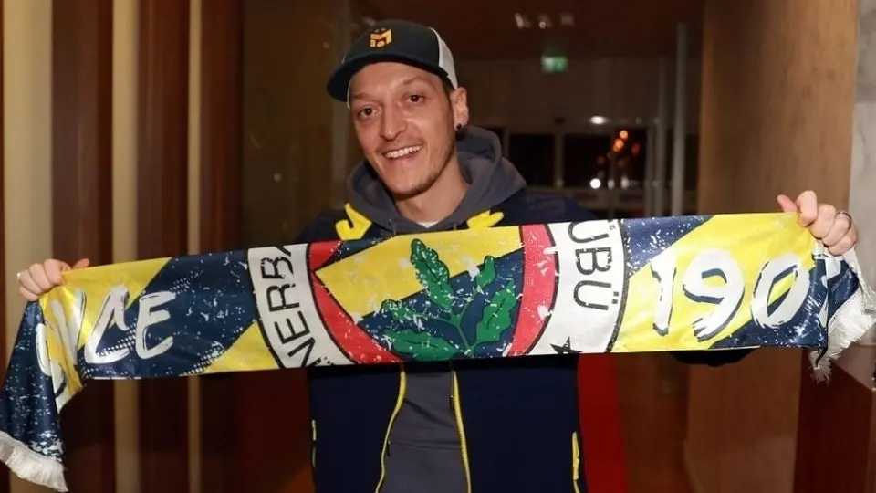 Mesut Özil lució los colores del Fenerbahce a su llegada a Turquía