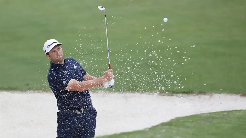 Jon Rahm realizó un espectacular hoyo en uno; la bola saltó tres veces en el agua