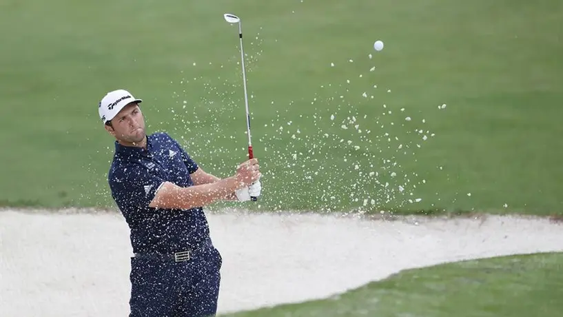 Jon Rahm realizó un espectacular hoyo en uno; la bola saltó tres veces en el agua
