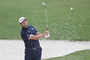 Jon Rahm realizó un espectacular hoyo en uno; la bola saltó tres veces en el agua