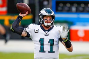 Eagles: Carson Wentz, a la banca; Jalen Hurts, nombrado QB titular