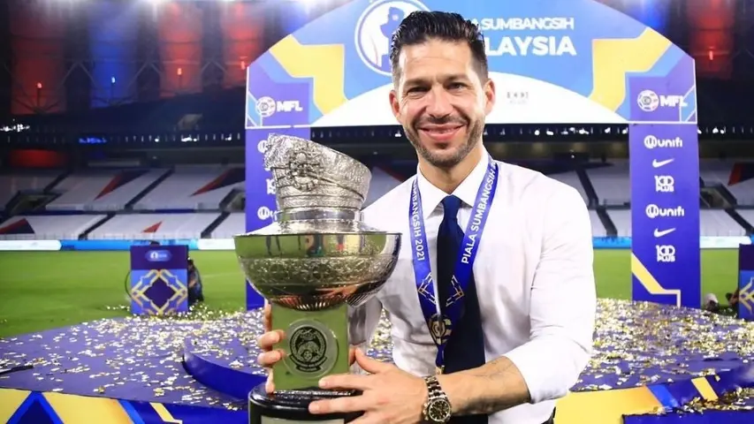 Benjamín Mora con el trofeo de la Supercopa en su carrera | @OfficialJohor