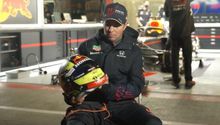 Checo Pérez presentó el casco que usará con Red Bull: 'El favorito de mi carrera'