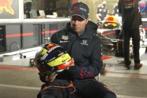 Checo Pérez presentó el casco que usará con Red Bull: 'El favorito de mi carrera'