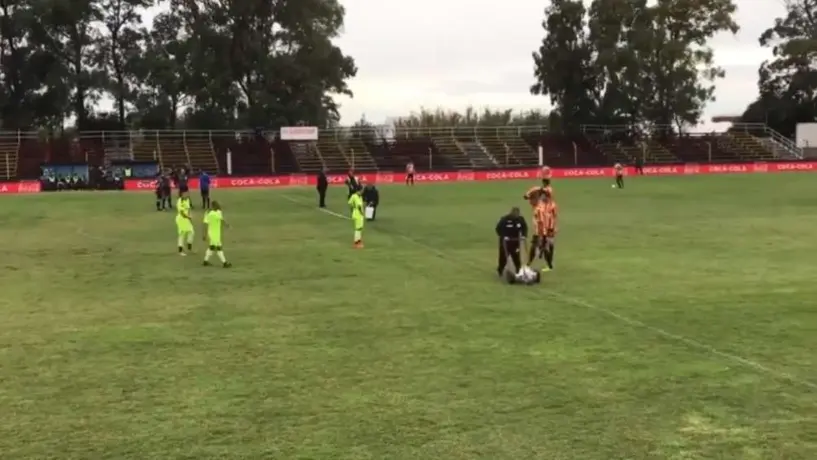 Video: Cancha se despintó en partido entre Progreso y Peñarol y la repintaron 'chueca'