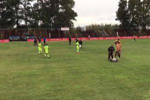 Video: Cancha se despintó en partido entre Progreso y Peñarol y la repintaron 'chueca'