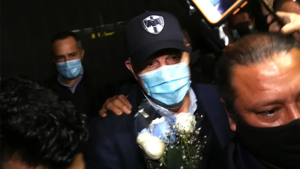 Rayados: Javier Aguirre fue recibido con flores en su arribo a Monterrey