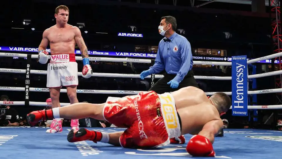 Canelo Álvarez noqueó a Yildirim en sólo tres rounds y retuvo sus campeonatos