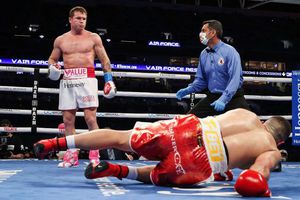 Canelo Álvarez noqueó a Yildirim en sólo tres rounds y retuvo sus campeonatos