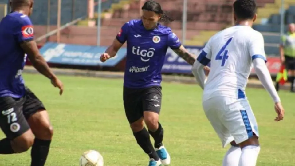DT de Gullit Peña en El Salvador: 'Ha demostrado compromiso, confiamos en su liderazgo'