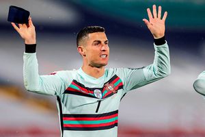 Cristiano Ronaldo: Gafete que tiró al césped se vendió en más de 1.5 millones de pesos