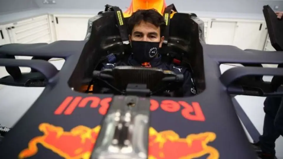 Video: Checo Pérez salta de un avión en nuevo comercial de Red Bull