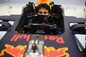 Video: Checo Pérez salta de un avión en nuevo comercial de Red Bull